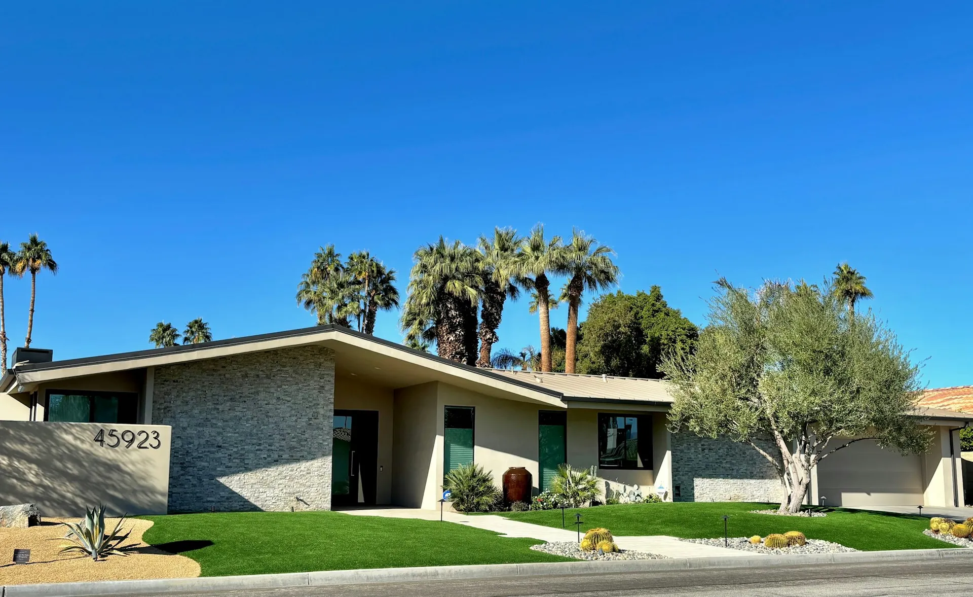 A mid-century California home under a clear sky